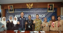 Dedy Budiman selaku Program Director DSCC 2019; M. Widiyanto selaku Kepala Seksi Pembelajaran Direktorat PSMK Kemendikbud RI dan Lucky Nugroho selaku Marketing Director PT. Fajar Lestari Sejati (Dekkson) bersama sebagian peserta Program Dekkson SMK