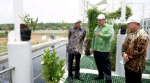 Presiden Direktur PT Surya Semesta Internusa Tbk (SSIA) Johannes Suriadjaja (kiri) bersama Wakil Presiden Direktur PT Suryacipta Swadaya Karel Walla (kanan) Dan CEO Organica Water Ari Raivetz (tengah)
