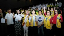 Nobar "Impian 1000 pulau" yang diselenggarakan oleh Kalingga -Lions Club, Siswi Madrasah membantu lmasyarakat kepulauan Seribu.(Foto Amz)