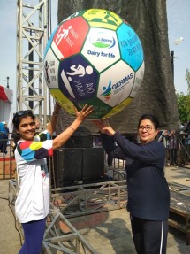 Menkes Prof. Dr. Dr. Nila Moeloek, SpM (kanan), bersama dengan Technical Marketing Advisor Fonterra Brands Indonesia, Rohini Behl (kiri), menandai peluncuran kampanye Nasional Ayo Indonesia Bergerak