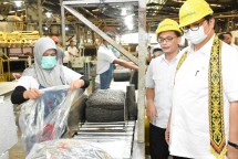 Menteri Perindutrian Airlangga Hartarto ketika mengunjungi pabrik karet PT New Kalbar Processors (NKP) di Kabupaten Kubu Raya,Kalimantan Barat (Foto: Kemenperin)