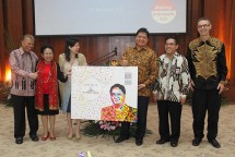 Menteri Perindustrian Airlangga Hartarto didampingi Sekjen Kemenperin Haris Munandar menerima cenderamata dari perwakilan Tsinghua University pada acara kelulusan Co-Class The Fourth Industrial Revolution System Transformation di Kementerian Perindus