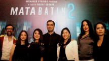 Para Pemain dan Sutradara (Rocky Soraya, Tengah) Film Mata Batin 2
