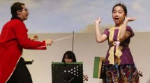 Willy Aviantara Beraksi Bersama Jane Callista Dalam World Of Bambini di Ice Palace. Minggu (9/12)