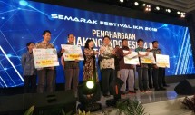 Menteri Perindustrian Airlangga Hartarto bersama Dirjen IKM Kemenperin Gati Wibawaningsih saat menyerahkan oenghargaan kepada pemenang di acara 'Semarak Festival IKM 2018' (Foto: Ridwan/Industry.co.id)