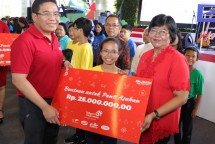 Dirut Telkom Alex J Sinaga memberikan santunan ke Panti Asuhan