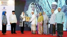 Dirjen IKM Kementerian Perindustrian Gati Wibawaningsih saat menyerahkan bantuan fasilitas mesin di Pondok Pesantren Lirboyo, Kediri (Foto: Ditjen IKM)