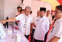Direktur Network & IT Solution (NITS) Telkom Zulhelfi Abidin (kiri) menjelaskan infrastruktur akses pelanggan IndiHome kepada Walikota Mataram Ahyar Abduh (tengah)