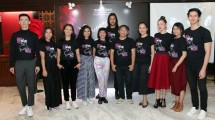 Sutradara, Pemain dan Team Pentas ala Broadway Bunga Untuk Mira