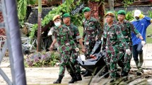 Proses evakuasi korban tsunami Tanjung Lesung (Foto: Herlambang/Industry.co.id)