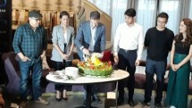 Manoj Punjabi selaku Produser MD Pictures melakukan pemotongan tumpeng sebagai tanda dimulainya produkis film Twivortiare
