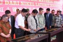 Menteri Perindustrian Airlangga Hartarto bersama Menko Bidang Kemaritiman Luhut Binsar Pandjaitan saat penandatanganan prasasti dimulainya pembangunan pabrik bahan baku baterai kendaraan listrik di IMIP (Foto:Kemenperin)