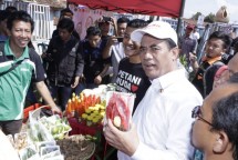Mentan Amran Sulaiman saat memperlihatkan komoditas pertanian yang sudah siap edar