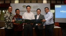 Presiden Direktur Jababeka Residence, Sutedja S. Darmono (Ketiga Kiri), GM Corporate Marketing Jababeka Residence, Handoyo Lim (Kedua Kanan) bersama jajaran manajemen Jababeka Residence berpose bersama setelah melakukan Press Confrence.