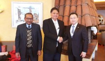 Menteri Perindustrian Airlangga Hartarto didampingi Plt. Dirjen Ketahanan, Perwilayahan dan Akses Industri Internasional (KPAII) Kementerian Perindustrian Ngakan Timur Antara berfoto bersama dengan CEO SF Motors John Zang seusai melakukan pertemuan d