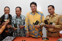 Menteri Perindustrian Airlangga Hartarto bersama Menristekdikti Mohamad Nasir saat meresmikan Pusat Pengembangan Kompetensi Industri Pengolahan Kakao Terpadu (PPKIPKT) di Batang, Jawa Tengah (Foto: Kemenperin)