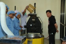 Wisata edukasi pengolahan cokelat di lokasi wisata Doesoen Kakao, di Kecamatan Glenmore, Banyuwangi.