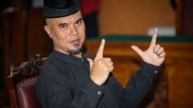 Ahmad Dhani acungkan pose dua jari
