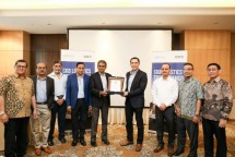Chairman Ramco Systems P. R. Venketrama Raja (tengah kiri) menyerahkan plakat kerja sama kepada President Director PT Cipta Krida Bahari (CKB Logistics) Iman Sjafei (tengah kanan) sebagai tanda kerja sama mengimplementasikan sistem Ramco ERP Logistic