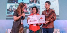 Hiroki Waki dan Maria Susana Mengapit Pemenang Undian Travel Sompo Inssurance