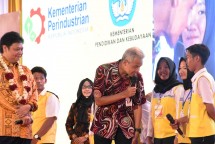 Menteri Perindustrian Airlangga Hartarto bersama Gubernur Jateng Ganjar Pranowo saar peresmian pendidikan vokasi di Demak, Jateng (Foto: Kemenperin)
