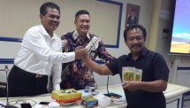 Suwandi, Dirjen Hortikultura salam komando dengan perwakilan petani cabai