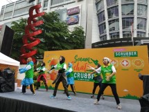 Berkomitmen untuk mendukung gaya hidup sehat, Scrubber, minuman serbuk es jeruk segar dari Enesis Group menggelar kegiatan “Senam Sehat Scrubber” yang dipandu oleh instruktur senam Vicky Burki.