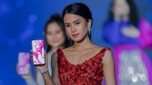 Maudy Ayunda pada peluncuran Vivo V15