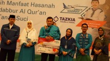 Direktur Bisnis SME dan Komersial BNI Syariah, Dhias Widhiyati (paling kanan) bersama Pemilik Tazkia Travel, Muhammad Syafii Antonio, (paling kiri) dan para jamaah umroh
