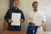 EGM Reseller Mitratel, Eko Santoso dan Kepala Bidang Bina Manfaat, Boy Iman Nugraha mewakili Kepala Dinas Sumber Daya Air Provinsi Jawa Barat (kiri ke kanan)