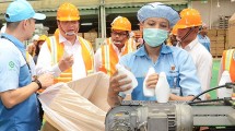 Menteri Perindustrian Airlangga Hartarto mengunjungi industri kemasan plastik PT Berlina Tbk. di Kawasan Industri Jababeka, Cikarang, Bekasi, Jawa Barat, Senin (6/2/2017). (Foto: IST)