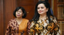 Ketua Panitia Adiwastra 2019 Yanti Airlangga didampingi oleh Direktur IKM Kimia, Sandang, Kerajinan dan Industri Aneka Kemenperin, E. Ratna Utarianingrum (Foto: Kemenperin)