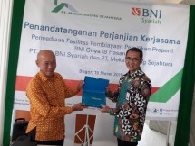 SEVP Bisnis Ritel & Jaringan BNI Syariah, Iwan Abdi (kanan) dan Direktur Utama PT Mekar Agung Sejahtera, Sengkono Dharmawan (kiri)