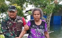 Mama Friskila Diselamatkan Babinsa dari Banjir Bandang Jayapura (Foto Dok Industry.co.id)