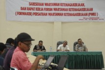 kiri-Kanan) Ketua Forwarker–PWKI Edi Hardum, Direktur Pelayanan Advokasi untuk Keadilan dan Perdamaian Indonesia(Padma) Indonesia Gabriel Goa dan Pengamat Ketenagakerjaan dan Jaminan Sosial, Timboel Siregar.