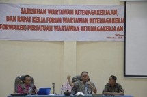 (Kiri-Kanan) Ketua Forwarker–PWKI Edi Hardum, Direktur Jaminan Sosial, Ditjen Pembinaan Hubungan Industrial dan Jaminan Sosial (PHI) dan Jamsos Kemnaker, Wahyu Widodo dan Biro Humas Kemnaker H Subhan