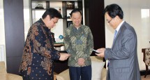 Menteri Perindustrian, Airlangga Hartarto seusai bertemu dengan Kepala Badan Koordinasi Penanaman Modal (BKPM) Thomas Trikasih Lembong serta President & CEO Lotte Chemical Titan Holding Sdn. Bhd. Kim Gyo Hyun