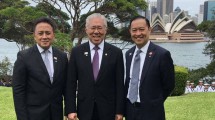 Menteri Perdagangan Indonesia, Enggartiasto Lukita Diapit Ketua BKPM, Thomas Lembong dan Ketua Badan Ekonomi Kreatif Triawan Munaf