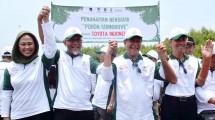 Toyota Forest Bersama Staf Ahli Bidang Ekonomi Sumber Daya Alam Kementerian Lingkungan Hidup dan Kehutanan Republik Indonesia Agus Justianto, Wakil Gubernur Jawa Barat Dedy Mizwar, dan Bupati Karawang Cellica Nurrachadiana Menanam Pohon Bakau