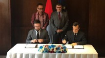 Didier Holleaux (kiri), Executive Vice President ENGIE Group, setelah acara penandatanganan dengan Bryse Gaboury, CEO Electric Vine Industries