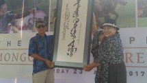 (Kiri ke Kanan) Chairman Jababeka S.D. Darmono menerima seni kaligrafi khas Mongolia dari Duta Besar Mongolia, Madam Battsetseg Shagdar, di KEK Tanjung Lesung, Minggu (23/4/2017) (Foto: By Fadli)