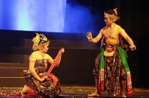 Pergelaran Wayang Orang Sriwedari dalam Lakon "Mintaraga" di Museum Pewayangan nn