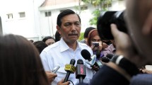 Kepala Staf Kepresidenan Luhut Binsar Pandjaitan saat ditanya wartawan di Istana Kepresidenan Jakarta (14/1). (Foto: Setkab.go.id)