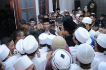 Antusiasme warga dan santri saat Presiden Jokowi Salat Tarawih di Cipasung Singaparna, Kabupaten Tasikmalaya, Jawa Barat, Jumat (9/6) malam. (Foto: Humas/Rahmat)