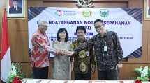 Direktur Jenderal Industri Kecil dan Menengah (IKM) Gati Wibawaningsih berfoto bersama (dari kiri) Bupati Timor Tengah Selatan Paulus Victor Rolland Mella, Dirjen Perkebunan Kementan Bambang, serta Kepala Pusat Penelitian dan Pengembangan Perkebunan