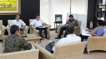 Menteri Perindustrian Airlangga Hartarto didampingi Direktur Jenderal Ketahanan dan Pengembangan Akses Industri Internasional Harjanto mendengarkan pemaparan dari Kepala Perwakilan UNIDO