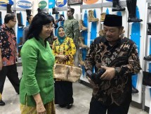 Dirjen Industri Kecil dan Menengah (IKM) Kementerian Perindustrian Gati Wibawaningsih bersama Bupati Sidoarjo Saifullah