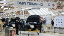 Pekerja Sedang Merakit BMW Seri 7 di Indonesia