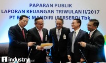 (kika) Direktur Retail Banking Bank Mandiri Tardi, Direktur Utama Bank Mandiri Kartika Wirjoatmodjo, Direktur Wholesale Banking Bank Mandiri Royke Tumilaar, Direktur Risk Management & Compliance Bank Mandiri Ahmad Siddik Badruddin dan Direktur Digita