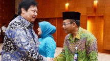 Menteri Perindustrian Airlangga Hartarto memberikan ucapan selamat kepada Kepala Badan Penelitian dan Pengembangan Industri Kementerian Perindustrian seusai pelantikan di Kementerian Perindustrian, Jakarta, 19 Juni 2017.